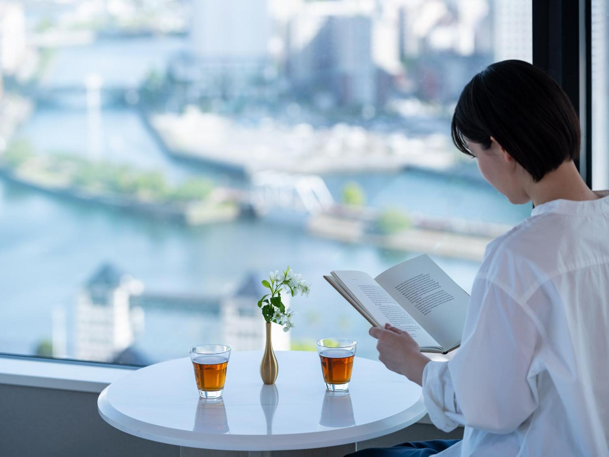 Mitsui Garden Hotel Yokohama Minatomirai Premier Eksteriør billede A woman reading a book