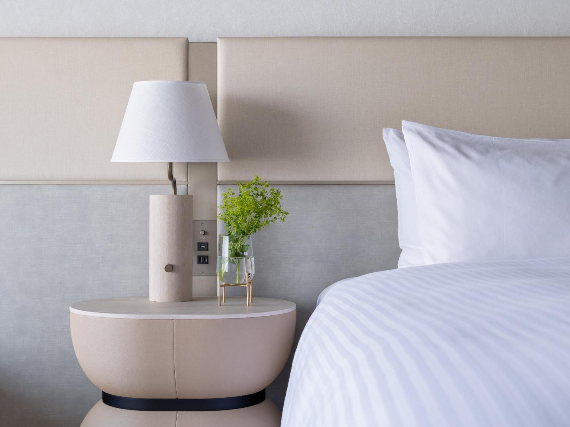 Mitsui Garden Hotel Yokohama Minatomirai Premier Eksteriør billede A bedside table