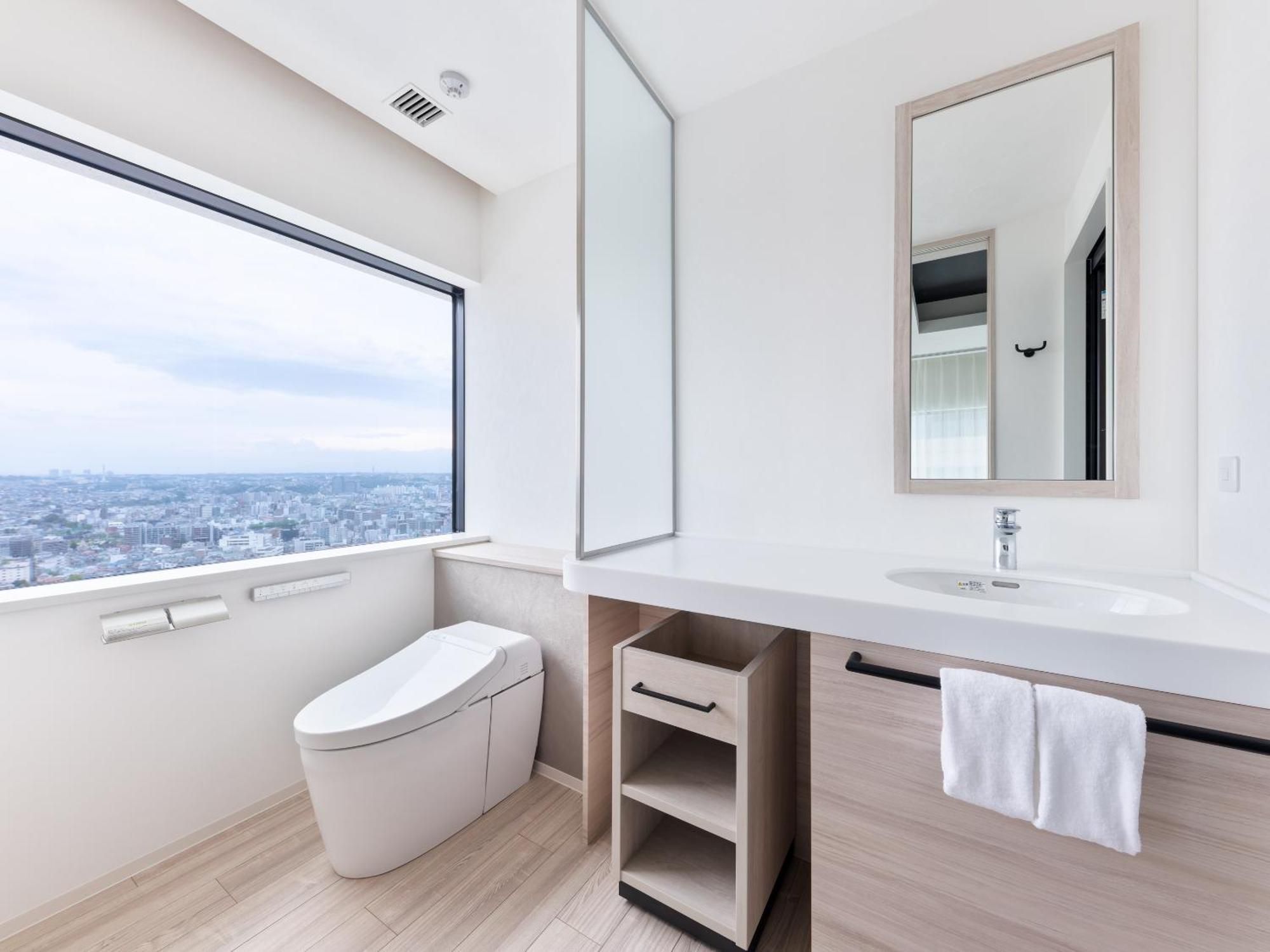 Mitsui Garden Hotel Yokohama Minatomirai Premier Eksteriør billede A modern Japanese toilet