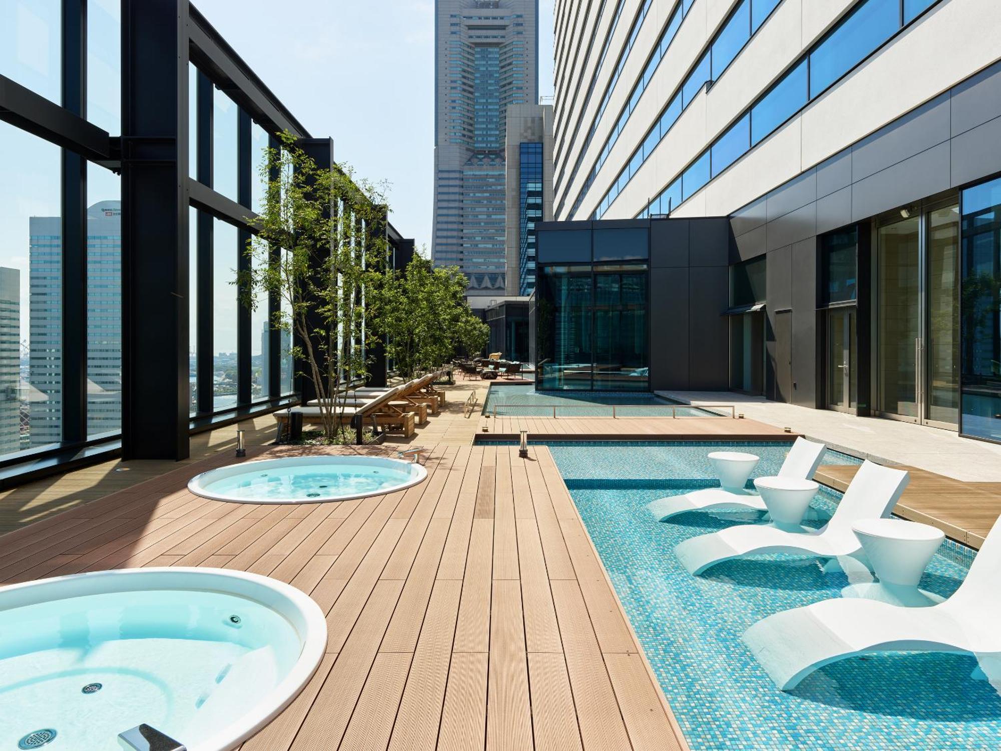 Mitsui Garden Hotel Yokohama Minatomirai Premier Eksteriør billede The rooftop pool at the hotel